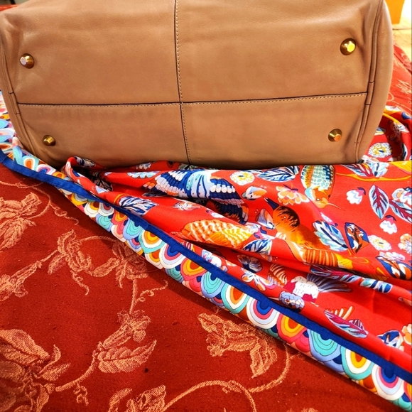 CHLOE Tan Shoulder Bag with Gold Accents - Picture 7 of 13